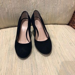 Black Suede pumps. Round toe, Quilt detail.